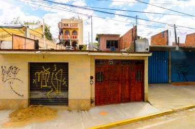 Oaxaca, Meksika - 31 Ekim 2016: Oaxaca de Juarez, Meksika'nın tipik renkli mimarisi. Kasabanın adı Nahuatl adı Huaxyacac türetilmiştir