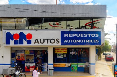 Oaxaca, Meksika - Eki 31, 2016: Oaxaca de Juarez, Meksika farklı renkli evler. Kasabanın adı Nahuatl adı Huaxyacac türetilmiştir