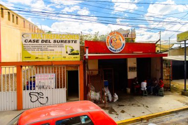 Oaxaca, Meksika - 31 Ekim 2016: Oaxaca de Juarez, Meksika'nın tipik renkli mimarisi. Kasabanın adı Nahuatl adı Huaxyacac türetilmiştir