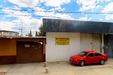 Oaxaca, Meksika - Eki 31, 2016: Oaxaca de Juarez, Meksika farklı renkli evler. Kasabanın adı Nahuatl adı Huaxyacac türetilmiştir