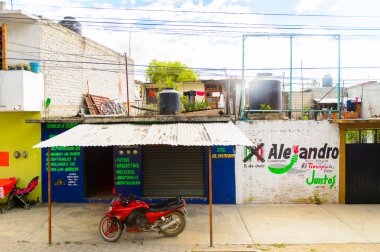 Oaxaca, Meksika - Eki 31, 2016: Oaxaca de Juarez, Meksika farklı renkli evler. Kasabanın adı Nahuatl adı Huaxyacac türetilmiştir