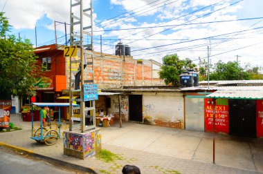 Oaxaca, Meksika - Eki 31, 2016: Oaxaca de Juarez, Meksika farklı renkli evler. Kasabanın adı Nahuatl adı Huaxyacac türetilmiştir