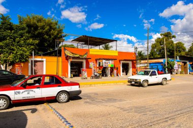 Santa Maria Del Tule, Meksika - 31 Ekim 2016: Santa Maria del Tule Mimarisi, Meksika, Valles Centrales bölgesi. Adı bulrush anlamına gelen Nahuatl kelime 'tül' geliyor
