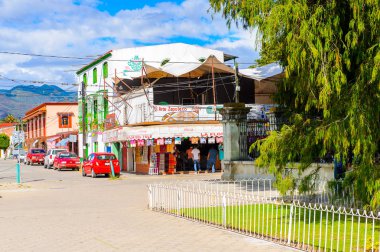 Santa Maria Del Tule, Meksika - 31 Ekim 2016: Santa Maria del Tule'un güzel manzarası, Meksika, Valles Centrales bölgesi. Adı bulrush anlamına gelen Nahuatl kelime 'tül' geliyor