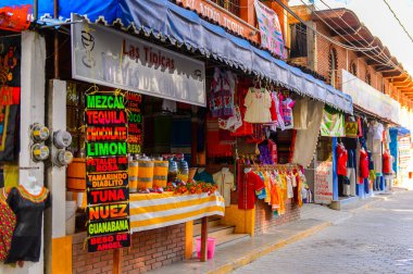 Tule, Meksika- Eki 31, 2016: Turistler arasında popüler olan orijinal geleneksel Meksika hediyelik eşya ve giyim ile pazar yeri.