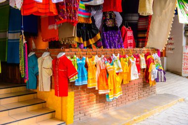 Tule, Meksika- Eki 31, 2016: Turistler arasında popüler olan orijinal geleneksel Meksika hediyelik eşya ve giyim ile pazar yeri.