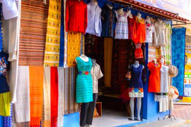 Tule, Meksika- Eki 31, 2016: Turistler arasında popüler olan orijinal geleneksel Meksika hediyelik eşya ve giyim ile pazar yeri.