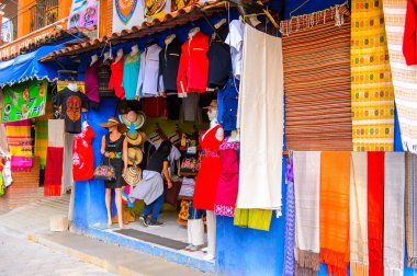 Tule, Meksika- Eki 31, 2016: Turistler arasında popüler olan orijinal geleneksel Meksika hediyelik eşya ve giyim ile pazar yeri.