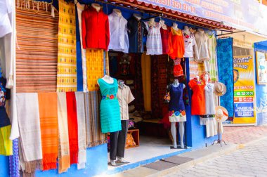 Tule, Meksika- Eki 31, 2016: Turistler arasında popüler olan orijinal geleneksel Meksika hediyelik eşya ve giyim ile pazar yeri.