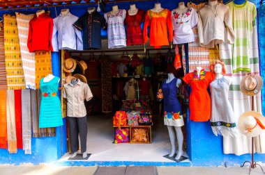 Tule, Meksika- Eki 31, 2016: Turistler arasında popüler olan orijinal geleneksel Meksika hediyelik eşya ve giyim ile pazar yeri.