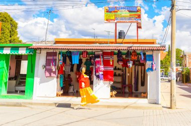 Tule, Meksika- Eki 31, 2016: Turistler arasında popüler olan orijinal geleneksel Meksika hediyelik eşya ve giyim ile pazar yeri.