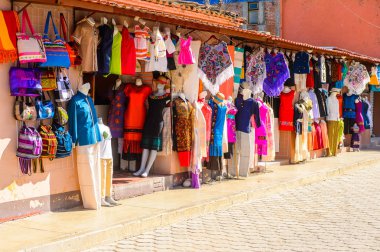 Tule, Meksika- Eki 31, 2016: Turistler arasında popüler olan orijinal geleneksel Meksika hediyelik eşya ve giyim ile pazar yeri.