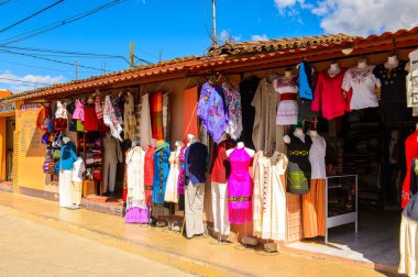 Tule, Meksika- Eki 31, 2016: Turistler arasında popüler olan orijinal geleneksel Meksika hediyelik eşya ve giyim ile pazar yeri.