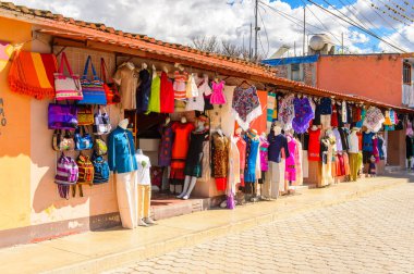 Tule, Meksika- Eki 31, 2016: Turistler arasında popüler olan orijinal geleneksel Meksika hediyelik eşya ve giyim ile pazar yeri.