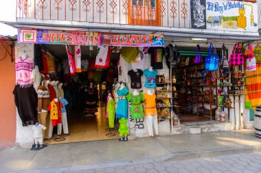 Tule, Meksika- Eki 31, 2016: Turistler arasında popüler olan orijinal geleneksel Meksika hediyelik eşya ve giyim ile pazar yeri.