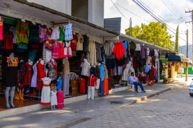 Tule, Meksika- Eki 31, 2016: Turistler arasında popüler olan orijinal geleneksel Meksika hediyelik eşya ve giyim ile pazar yeri.