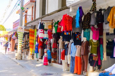 Tule, Meksika- Eki 31, 2016: Turistler arasında popüler olan orijinal geleneksel Meksika hediyelik eşya ve giyim ile pazar yeri.