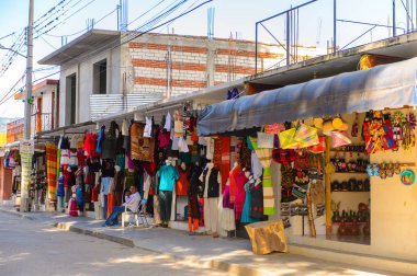 Tule, Meksika- Eki 31, 2016: Turistler arasında popüler olan orijinal geleneksel Meksika hediyelik eşya ve giyim ile pazar yeri.