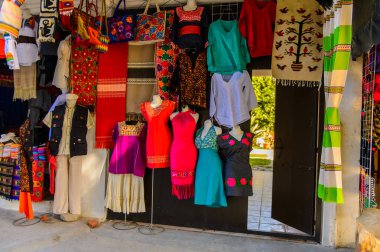 Tule, Meksika- Eki 31, 2016: Turistler arasında popüler olan orijinal geleneksel Meksika hediyelik eşya ve giyim ile pazar yeri.