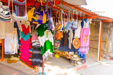 Tule, Meksika- Eki 31, 2016: Turistler arasında popüler olan orijinal geleneksel Meksika hediyelik eşya ve giyim ile pazar yeri.