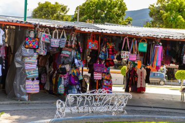 Tule, Meksika- Eki 31, 2016: Turistler arasında popüler olan orijinal geleneksel Meksika hediyelik eşya ve giyim ile pazar yeri.