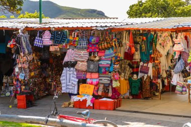 Tule, Meksika- Eki 31, 2016: Turistler arasında popüler olan orijinal geleneksel Meksika hediyelik eşya ve giyim ile pazar yeri.