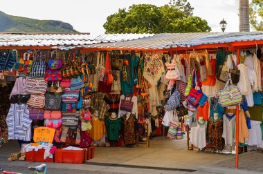 Tule, Meksika- Eki 31, 2016: Turistler arasında popüler olan orijinal geleneksel Meksika hediyelik eşya ve giyim ile pazar yeri.