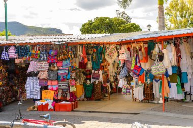 Tule, Meksika- Eki 31, 2016: Turistler arasında popüler olan orijinal geleneksel Meksika hediyelik eşya ve giyim ile pazar yeri.