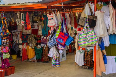 Tule, Meksika- Eki 31, 2016: Turistler arasında popüler olan orijinal geleneksel Meksika hediyelik eşya ve giyim ile pazar yeri.