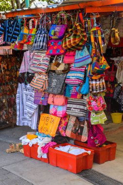 Tule, Meksika- Eki 31, 2016: Turistler arasında popüler olan orijinal geleneksel Meksika hediyelik eşya ve giyim ile pazar yeri.