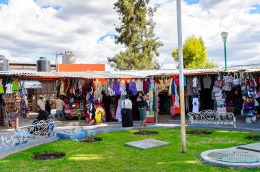 Tule, Meksika- Eki 31, 2016: Turistler arasında popüler olan orijinal geleneksel Meksika hediyelik eşya ve giyim ile pazar yeri.