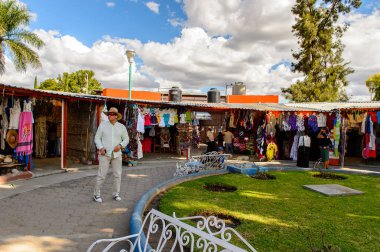 Tule, Meksika- Eki 31, 2016: Turistler arasında popüler olan orijinal geleneksel Meksika hediyelik eşya ve giyim ile pazar yeri.