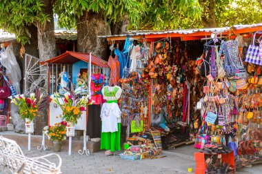 Tule, Meksika- Eki 31, 2016: Turistler arasında popüler olan orijinal geleneksel Meksika hediyelik eşya ve giyim ile pazar yeri.