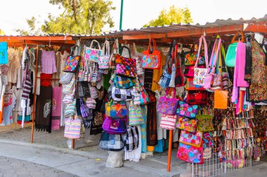Tule, Meksika- Eki 31, 2016: Turistler arasında popüler olan orijinal geleneksel Meksika hediyelik eşya ve giyim ile pazar yeri.
