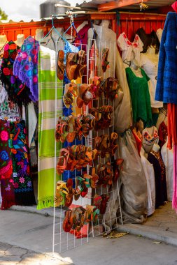 Tule, Meksika- Eki 31, 2016: Turistler arasında popüler olan orijinal geleneksel Meksika hediyelik eşya ve giyim ile pazar yeri.