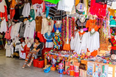 Tule, Meksika- Eki 31, 2016: Turistler arasında popüler olan orijinal geleneksel Meksika hediyelik eşya ve giyim ile pazar yeri.