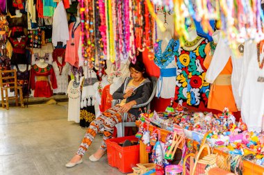 Tule, Meksika- Eki 31, 2016: Turistler arasında popüler olan orijinal geleneksel Meksika hediyelik eşya ve giyim ile pazar yeri.