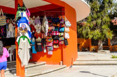 Tule, Meksika- Eki 31, 2016: Turistler arasında popüler olan orijinal geleneksel Meksika hediyelik eşya ve giyim ile pazar yeri.