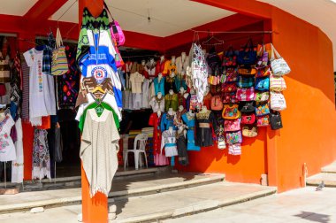 Tule, Meksika- Eki 31, 2016: Turistler arasında popüler olan orijinal geleneksel Meksika hediyelik eşya ve giyim ile pazar yeri.