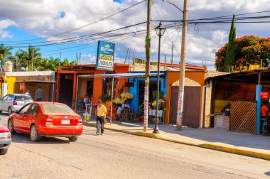 Santa Maria Del Tule, Meksika - 31 Ekim 2016: Santa Maria del Tule'un güzel manzarası, Meksika, Valles Centrales bölgesi. Adı bulrush anlamına gelen Nahuatl kelime 'tül' geliyor
