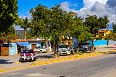 Santa Maria Del Tule, Meksika - 31 Ekim 2016: Santa Maria del Tule'un güzel manzarası, Meksika, Valles Centrales bölgesi. Adı bulrush anlamına gelen Nahuatl kelime 'tül' geliyor