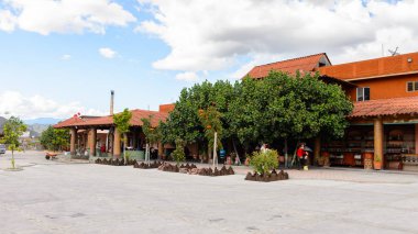 Oaxaca, Meksika - Eki 31, 2016: Mezcal Kumaş El Rey de Matatlan (Oaxaca yakın, Meksika), agav her türlü bir distile alkollü içecek üreten denilen, Meksika kökenli bitki.