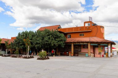 Oaxaca, Meksika - Eki 31, 2016: Mezcal Kumaş El Rey de Matatlan (Oaxaca yakın, Meksika), agav her türlü bir distile alkollü içecek üreten denilen, Meksika kökenli bitki.