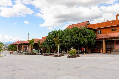 Oaxaca, Meksika - Eki 31, 2016: Mezcal Kumaş El Rey de Matatlan (Oaxaca yakın, Meksika), agav her türlü bir distile alkollü içecek üreten denilen, Meksika kökenli bitki.