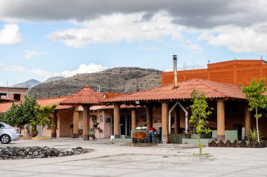 Oaxaca, Meksika - Eki 31, 2016: Mezcal Kumaş El Rey de Matatlan (Oaxaca yakın, Meksika), agav her türlü bir distile alkollü içecek üreten denilen, Meksika kökenli bitki.