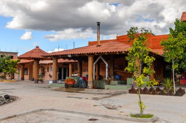 Oaxaca, Meksika - Eki 31, 2016: Mezcal Kumaş El Rey de Matatlan (Oaxaca yakın, Meksika), agav her türlü bir distile alkollü içecek üreten denilen, Meksika kökenli bitki.
