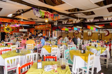 Oaxaca, Meksika - Kas 1, 2016: Restoran La Choza del Chef Oaxaca, ulusal Meksika yemekleri ile yer Tablolar