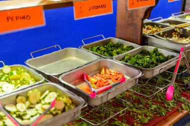 Oaxaca, Meksika - Kas 1, 2016: Oaxaca Restaurant La Choza del Chef sebze ve salata, ulusal Meksika yemekleri ile yer