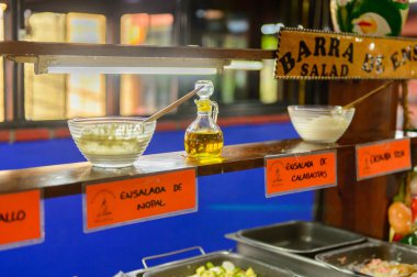 Oaxaca, Meksika - Kas 1, 2016: Oaxaca Restaurant La Choza del Chef sebze ve salata, ulusal Meksika yemekleri ile yer