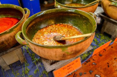 Oaxaca, Meksika - Kas 1, 2016: Restoran La Choza del Chef Oaxaca, ulusal Meksika yemekleri ile yer yerel çorbalar